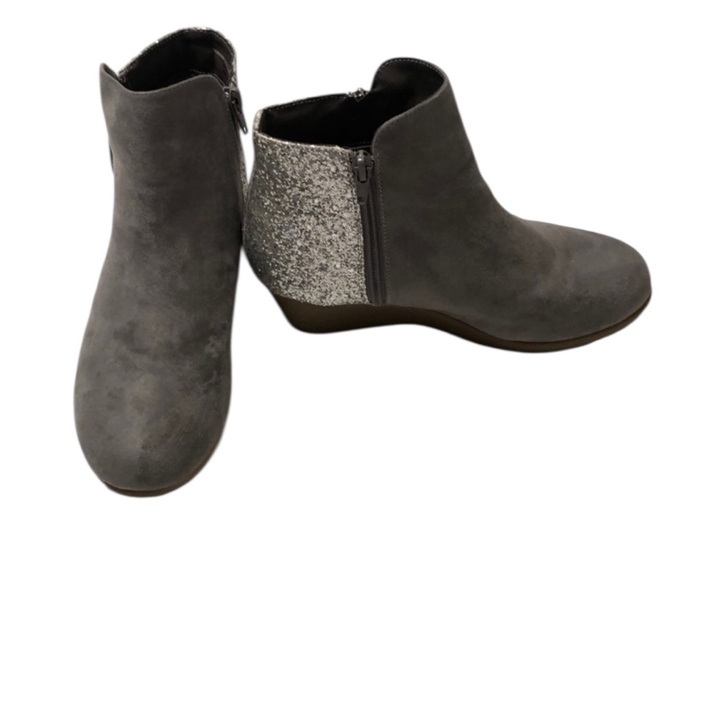 Women’s report gray suede side zipper booties size 5 glam